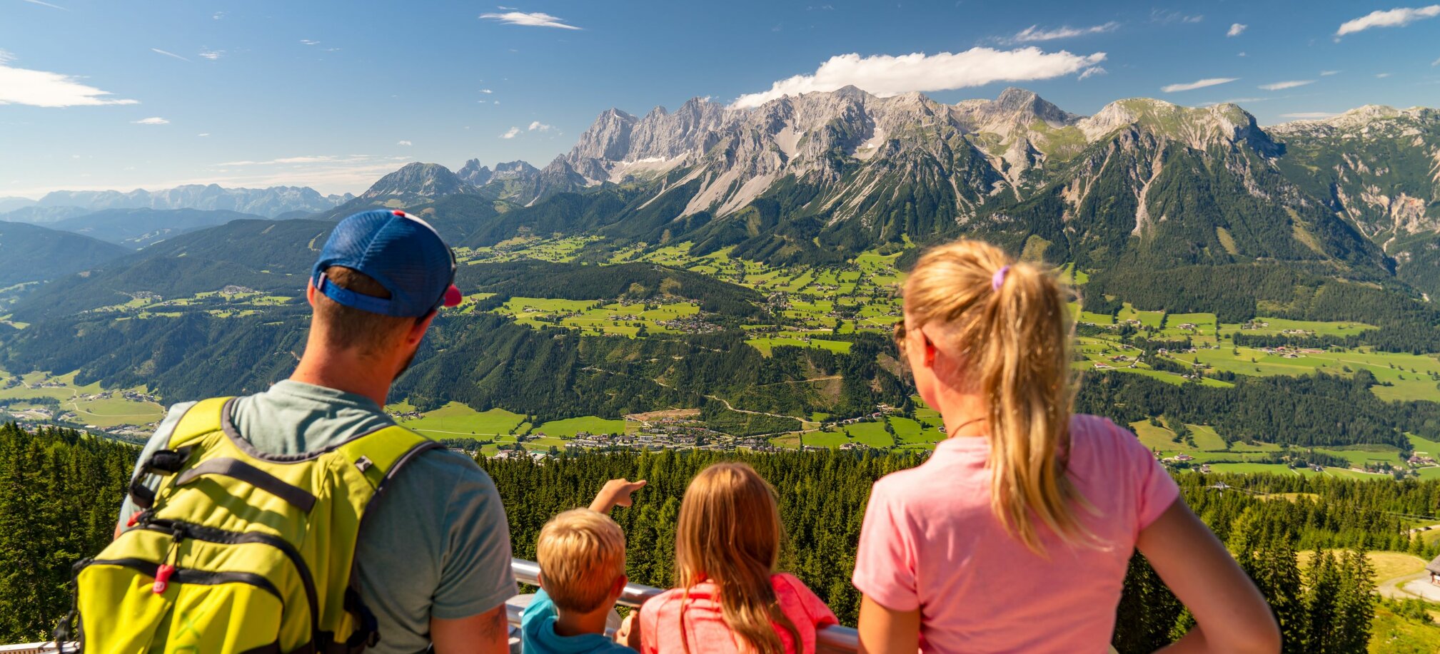 Family view of the Ramsau and the Dachstein from a vantage point | © Christine Höflehner