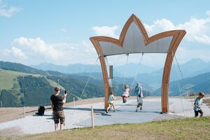 Mädchen schaukelt auf einer Schaukel, die aussieht wie eine Krone | © Miriam Lottes