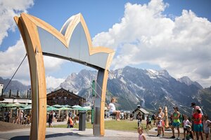 Wasserfallschaukel mit einem Gerüst in der Form einer Krone und vielen Menschen rundherum | © Manu Lochner