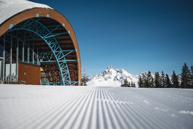 Modern mountain station in Filzmoos before groomed slope with Bischofsmütze view | © filzmoos.ski