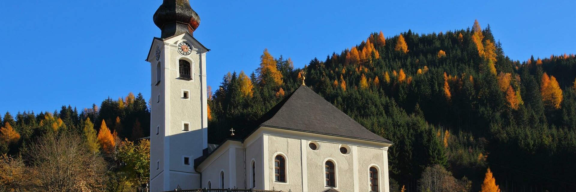 Kirche Großarl im Herbst