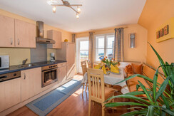 Wohnküche mit Balkon und Berglick