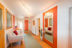 Großzügiger Vorraum mit Garderobe