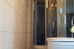 Bad mit Dusche und WC