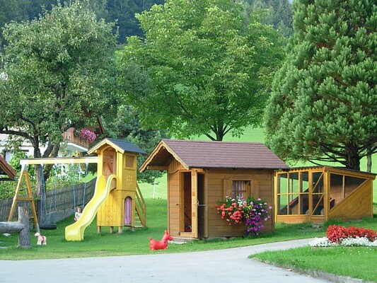 Esslgut - Spielplatz mit Gartenhütte