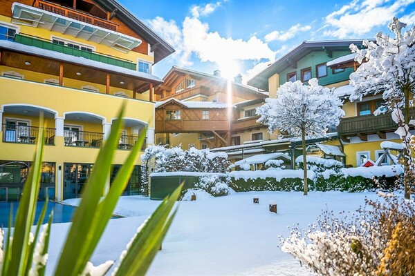 Hotel Brückenwirt im Frühling mit Neuschnee | © Hotel Brückenwirt