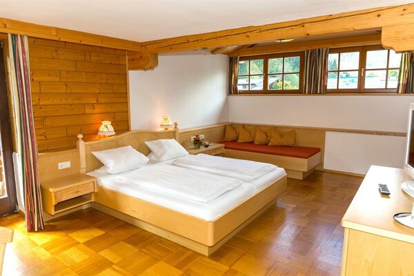 Doppelzimmer mit  Zusatzbett | © Alpenrose