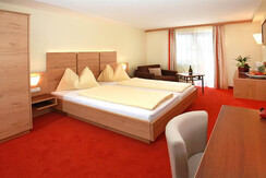 Doppelzimmer mit Einzelcouch