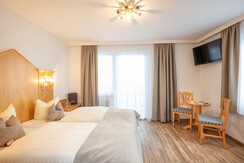 Doppelzimmer mit Balkon (ost), Vinylboden