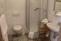 Badezimmer Beispiel mit Duschkabine/WC