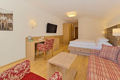 Hotelstudio-Rubin-superior-Wohnbereich