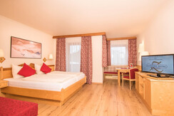 Doppelzimmer mit Couch und Zustellbett