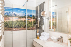 Bad mit Dusche im Doppelzimmer