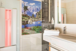 Bad mit Dusche und Infrarot im Familienzimmer