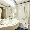 Photo of double room with shower or bath tube, WC