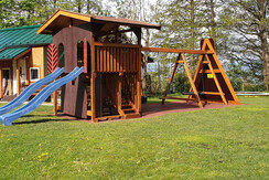 Spielhaus mit Kletterturm