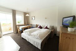 Wohnküche mit komfortabler Ausziehcouch