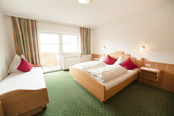 Schlafzimmer mit 3 Betten in der Ferienwohnung