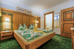 Schlafzimmer mit Bad