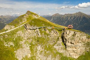 Aerial view of Stubnerkogel’s cliff trail and Glocknerblick platform with wide panorama of the Gastein mountains | © Gasteiner Bergbahnen, Marktl Photography