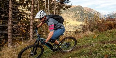 Mountainbiker mit Helm fährt mit E-Bike auf schmalem Trail durch die herbstliche Landschaft von Gastein | © Erwin Haiden