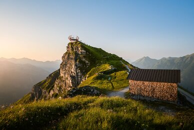 Aussichtsplattform Glocknerblick am Stubnerkogel bei Sonnenuntergang, mit Almhütte und Fernblick | © Gasteiner Bergbahnen AG, Marktl Photography