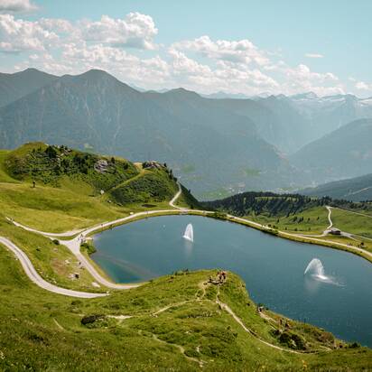 Reservoir lake at Schlossalm with fountains, hiking trails and alpine meadows in the Gastein mountains | © Gasteiner Bergbahnen AG