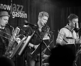Drei Saxophonisten spielen auf der Bühne beim Snow Jazz Gastein, aufgenommen in Schwarz-Weiß. | © Gasteinertal Tourismus GbmH, Marktl Photography