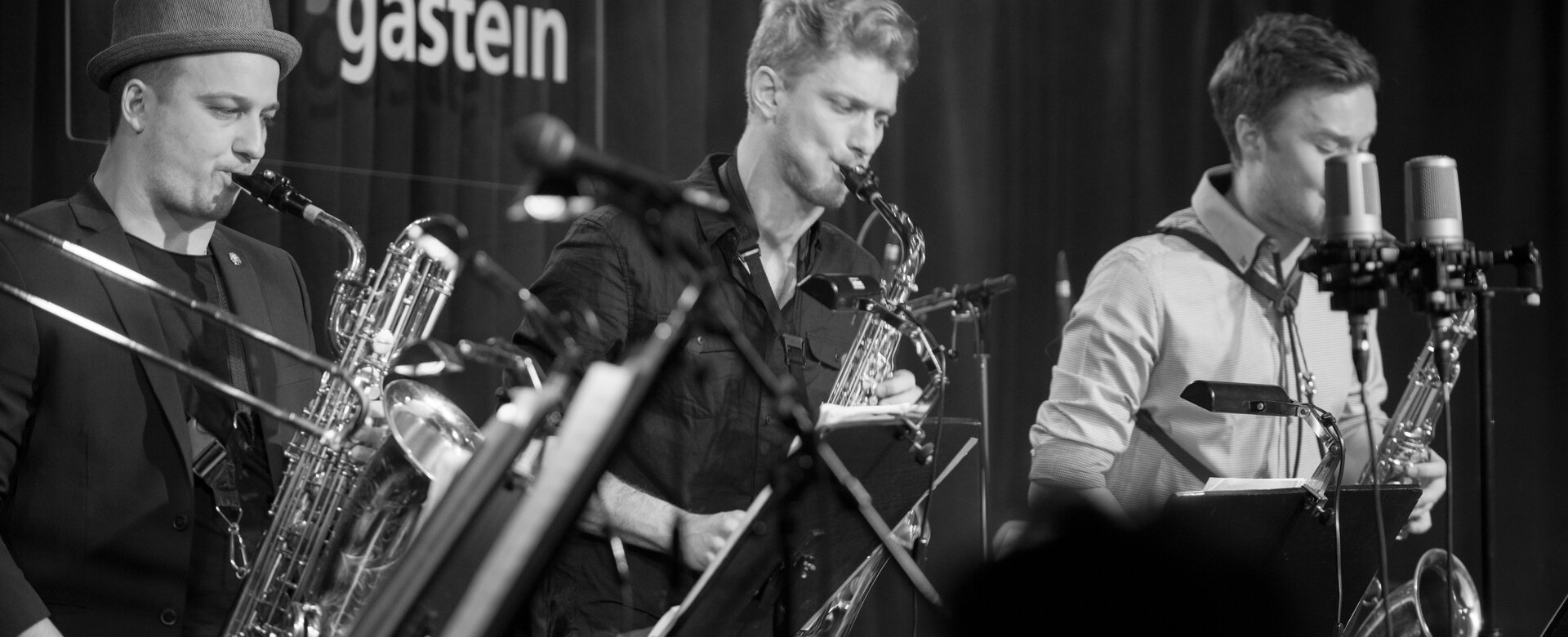 Drei Saxophonisten spielen auf der Bühne beim Snow Jazz Gastein, aufgenommen in Schwarz-Weiß. | © Gasteinertal Tourismus GbmH, Marktl Photography