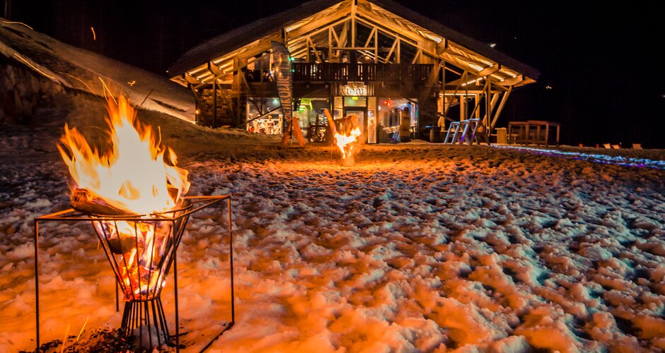 There are fire bowls in the snow in front of the TOM Almhütte. | © Edith Danzer