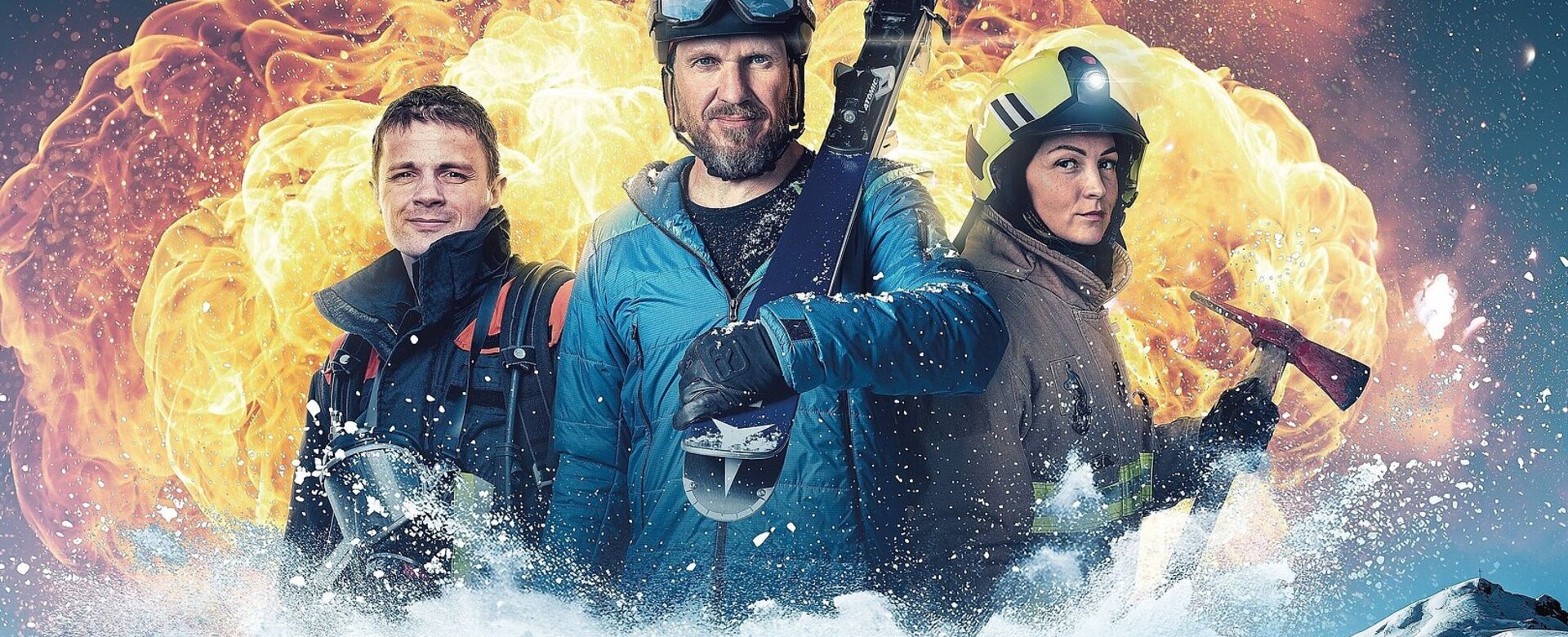 Drei Personen in Winterkleidung mit Ausrüstung vor Explosion und verschneiter Gebirgslandschaft