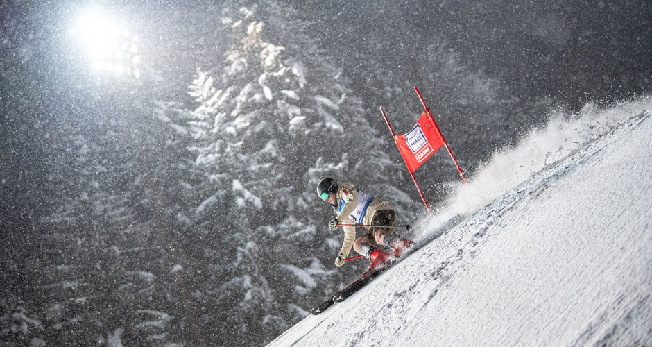 Chris Steger beim Nachtslalom in Flachau, Schneefall und Flutlicht im Hintergrund | © Snow Space Flachau / Christoph Huber