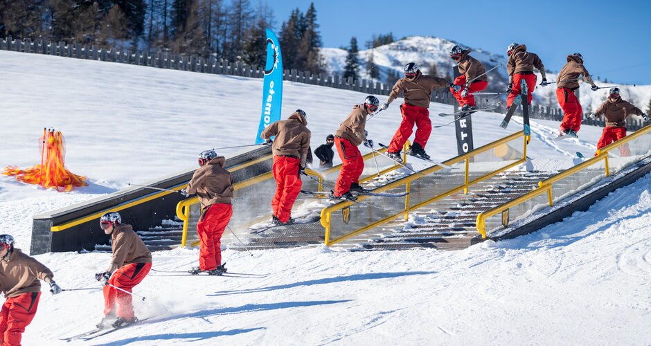 Skier skis over guardrail and spins | © Markus Fischer