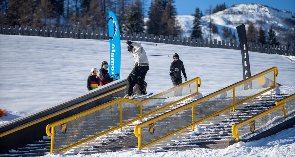 Skier skis over guardrail | © Markus Fischer