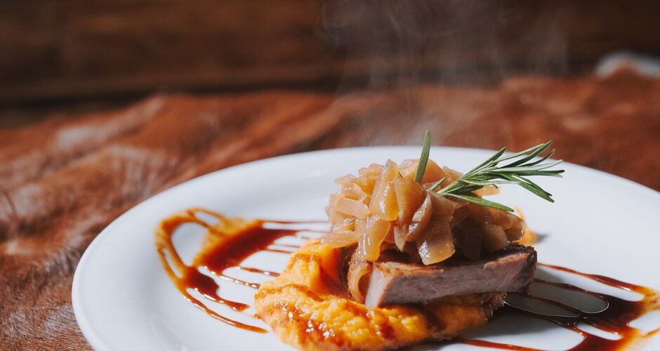 Püree, Fleisch und Kraut sind schön auf einem Teller angerichtet | © Christian Schartner