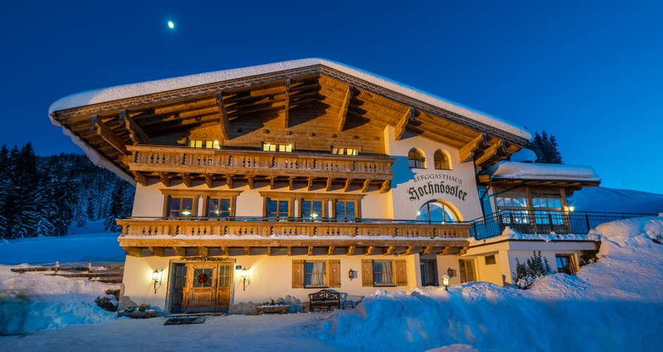 The Hotel Hochnössler illuminated at night. | © Lorenz Masser