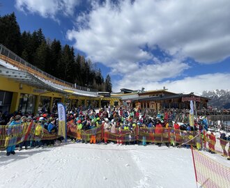  Viele Kinder in bunter Skibekleidung warten im Schnee vor der Rauchkuchl am Hauser Kaibling auf die Ostereiersuche | © Hauser Kaibling