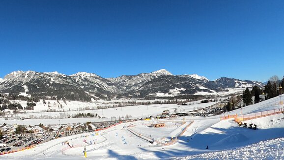 Kinder-Skiübungsbereich mit Parcours und Liften vor verschneitem Bergpanorama | © Hauser Kaibling