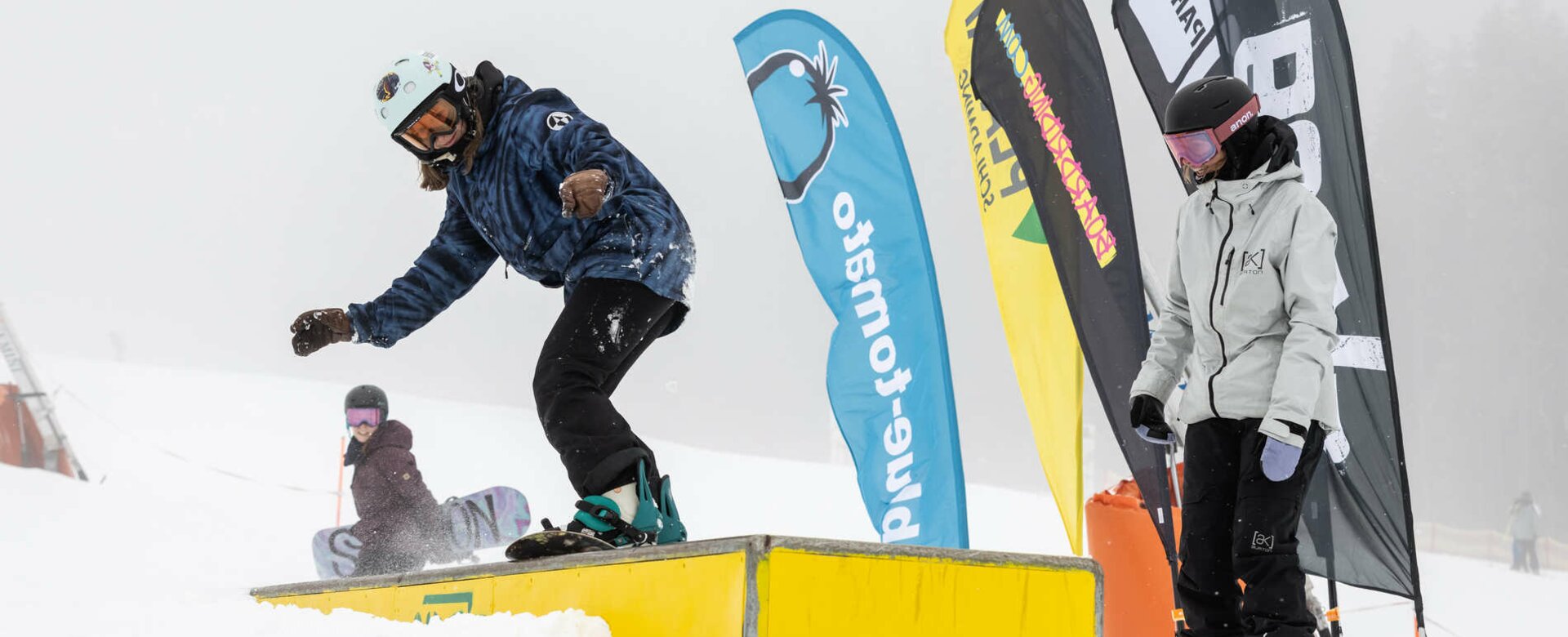 Snowboarderin erlernt einen neuen Stunt. | © Hannes Mautner