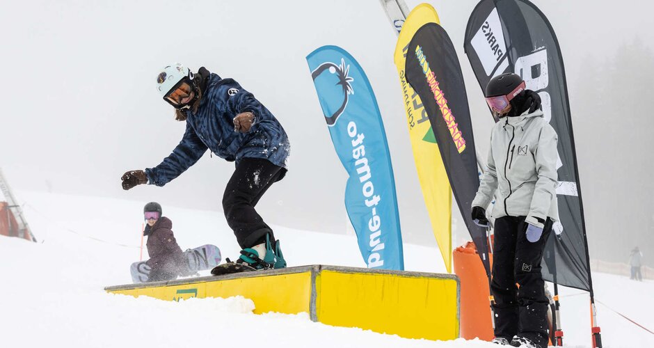 Snowboarderin erlernt einen neuen Stunt. | © Hannes Mautner