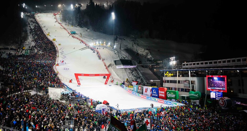 Blick von der Tribühne auf die Rennstrecke und die Zuschauermenge | © Daniel Scharinger
