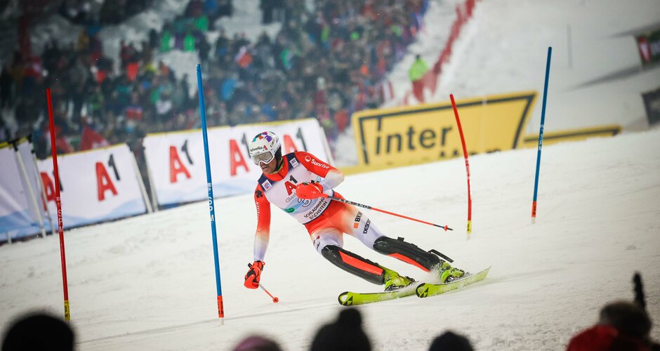 Schweizer Rennläufer Daniel Yule fährt in der Steilhangausfahrt vor Tausenden Zuschauern in Richtung Ziel.