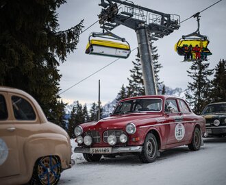 Oldtimers in der Winterlandschaft mit Lift im Hintergrund  | © Ondrej Kroutil