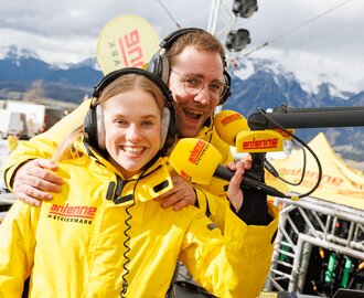 Two cheerful radio hosts with headsets broadcasting live from Antenne Snowday on Planai. | © Erwin Scheriau