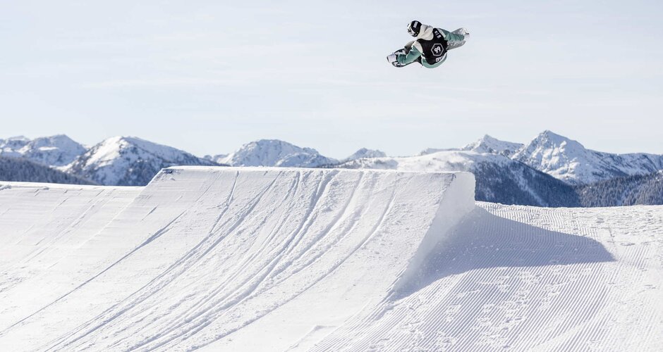 Snowboarder jumps over a jump made of snow | © Hannes Mautner