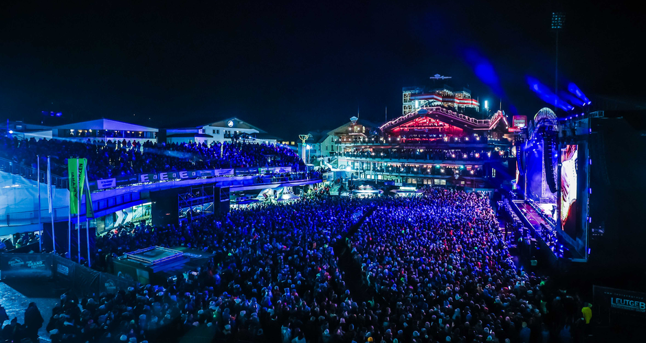 Große Menschenmenge bei nächtlichem Open-Air-Konzert mit Bühne und Lichtern in Schladming | © Daniel Scharinger
