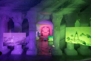 Farbig beleuchteter Eispalast mit Eissäulen, Fotoinstallationen und Eisskulpturen in mystischer Ausstellungsatmosphäre. | © Harald Steiner