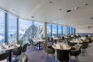 Restaurant mit großen Fenstern und Bergblick auf schneebedeckte Gipfel am Dachstein. | © Harald Steiner