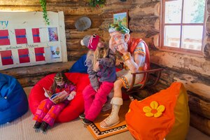 Kinder in Winterkleidung lesen und spielen neben einer gallischen Figur im Galsterberg Skigebiet. | © Christine Höflehner 