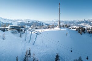 Cable car station and transmitter mast on snowy Hauser Kaibling transmitter plateau. | © Hauser Kaibling | Josh Absenger
